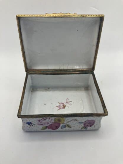 Antique Enamel Snuff Box - Cupid in parkland - Image 3